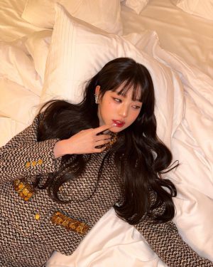 Jang Won-young Instagram - Attending the MiuMiu Show with my new bang🖤Loved all the looks, the walks and PARIS as always🐈‍⬛💋Thanks for the great time, Bravo @miumiu🤍 
#MiuMiuSS24 #MiuMiu