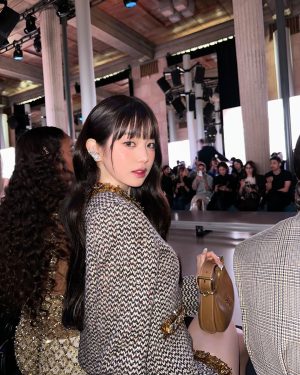 Jang Won-young Instagram - Attending the MiuMiu Show with my new bang🖤Loved all the looks, the walks and PARIS as always🐈‍⬛💋Thanks for the great time, Bravo @miumiu🤍 
#MiuMiuSS24 #MiuMiu