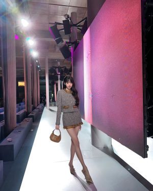 Jang Won-young Instagram - Attending the MiuMiu Show with my new bang🖤Loved all the looks, the walks and PARIS as always🐈‍⬛💋Thanks for the great time, Bravo @miumiu🤍 
#MiuMiuSS24 #MiuMiu
