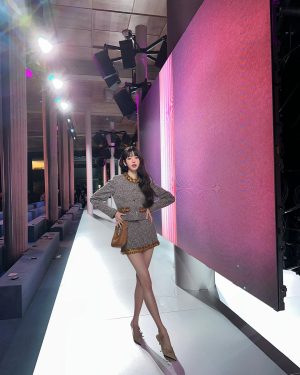 Jang Won-young Instagram - Attending the MiuMiu Show with my new bang🖤Loved all the looks, the walks and PARIS as always🐈‍⬛💋Thanks for the great time, Bravo @miumiu🤍 
#MiuMiuSS24 #MiuMiu