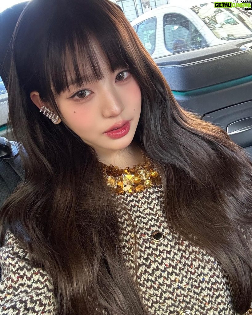 Jang Won-young Instagram - In a good place with good people🖤Love u Paris💋💋@miumiu