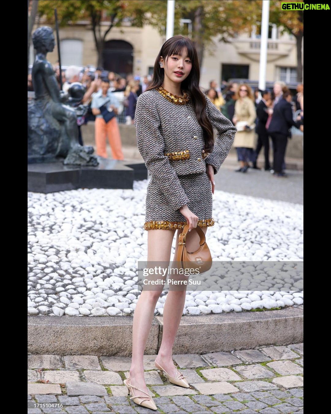 Jang Won-young Instagram - In a good place with good people🖤Love u Paris💋💋@miumiu