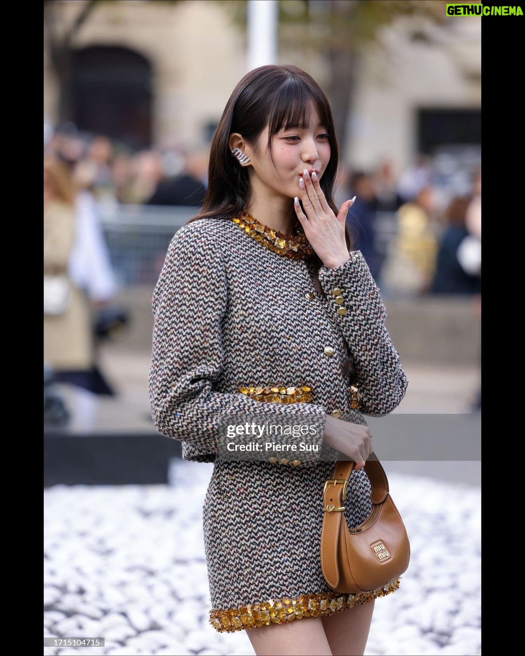 Jang Won-young Instagram - In a good place with good people🖤Love u Paris💋💋@miumiu