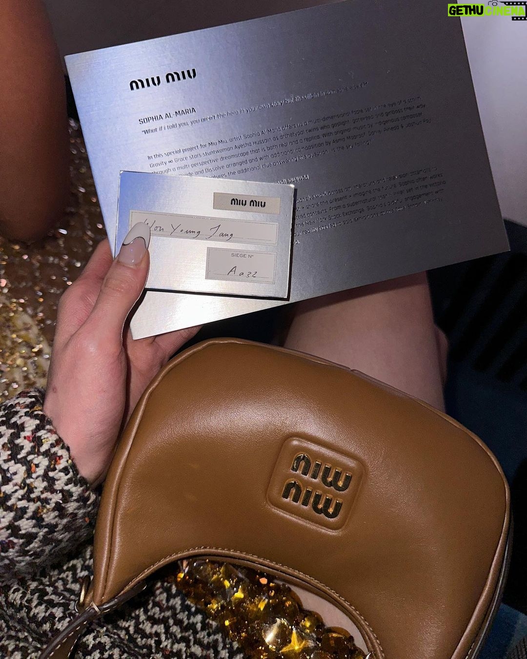 Jang Won-young Instagram - In a good place with good people🖤Love u Paris💋💋@miumiu