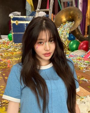 Jang Won-young Instagram - Either Way is finally out for you🤍 
There are so many stories that I can relate to in the MV and the song
Hope you like it🦋✨✨