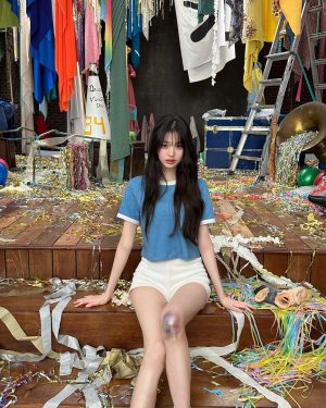 Jang Won-young Instagram - Either Way is finally out for you🤍 
There are so many stories that I can relate to in the MV and the song
Hope you like it🦋✨✨