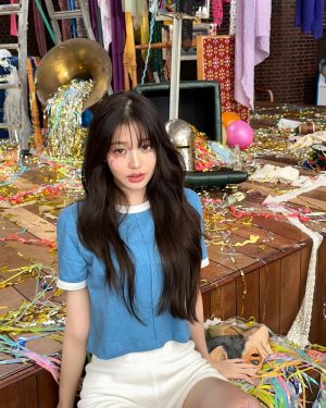 Jang Won-young Instagram - Either Way is finally out for you🤍 
There are so many stories that I can relate to in the MV and the song
Hope you like it🦋✨✨