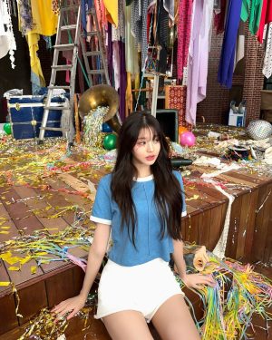 Jang Won-young Instagram - Either Way is finally out for you🤍 
There are so many stories that I can relate to in the MV and the song
Hope you like it🦋✨✨