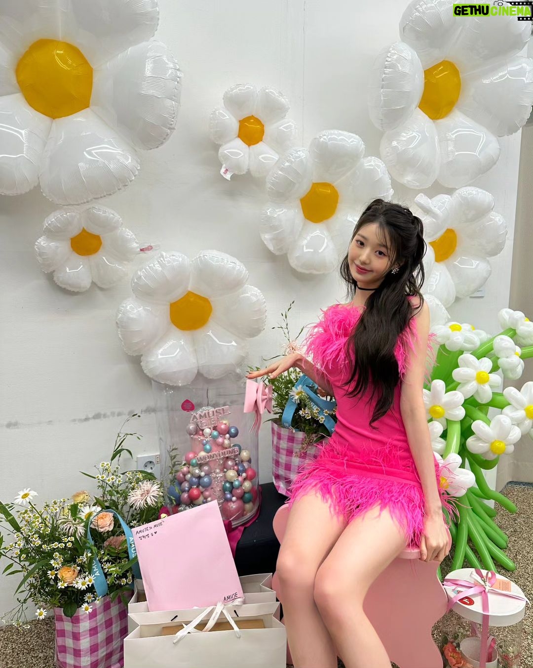 Jang Won-young Instagram - Welcome my lovely new family @amuse 💗💓💖💐🩷 Nothing can beat our love💋