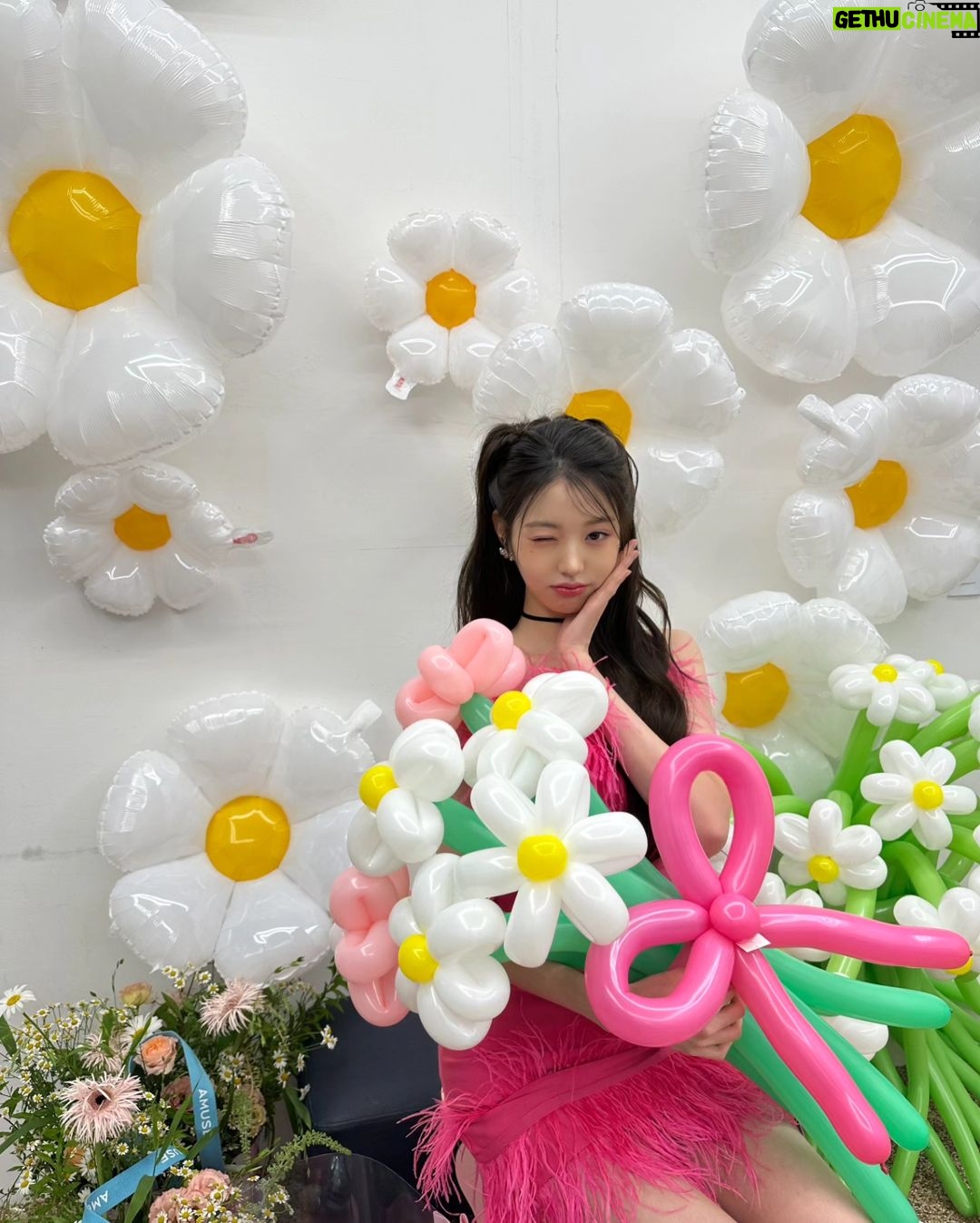 Jang Won-young Instagram - Welcome my lovely new family @amuse 💗💓💖💐🩷 Nothing can beat our love💋