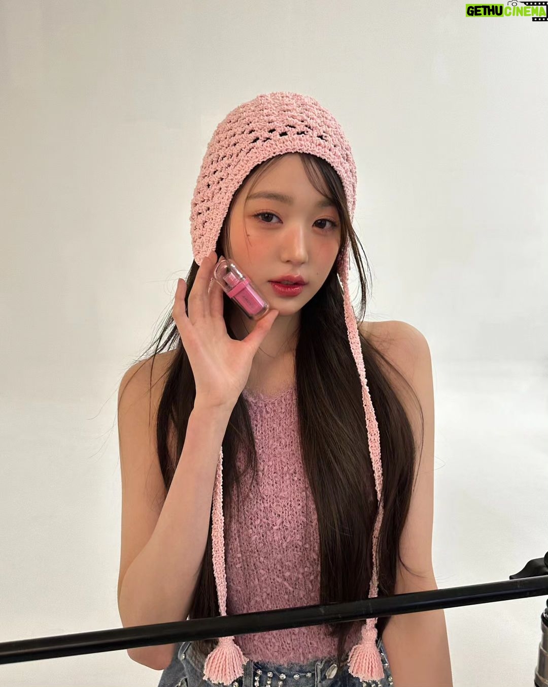 Jang Won-young Instagram - Welcome my lovely new family @amuse 💗💓💖💐🩷 Nothing can beat our love💋