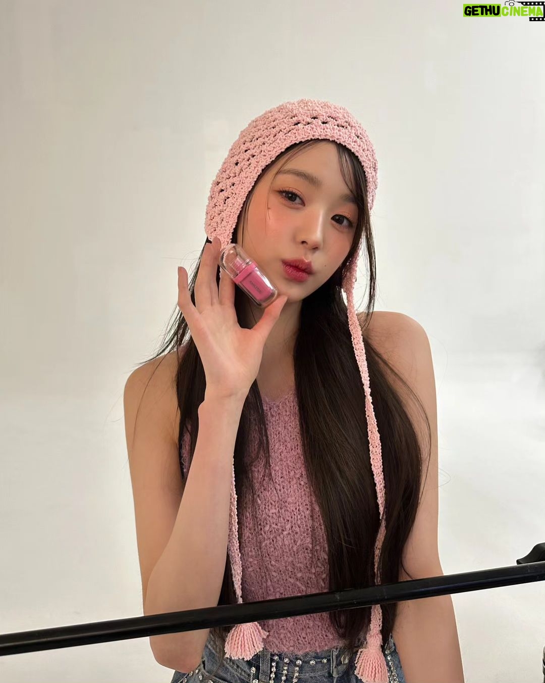 Jang Won-young Instagram - Welcome my lovely new family @amuse 💗💓💖💐🩷 Nothing can beat our love💋