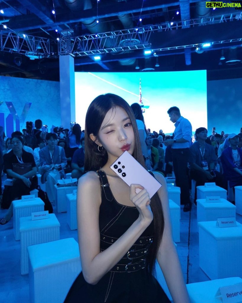 Jang Won-young Instagram - The most innovative moment, without a doubt🖤#SamsungUnpacked Literally everything was amazing #Galaxyzflip5 ‘s new flex window and multi-tasking..Can't wait for my new one! I'm full of love for @Samsungmobile right now🤍
