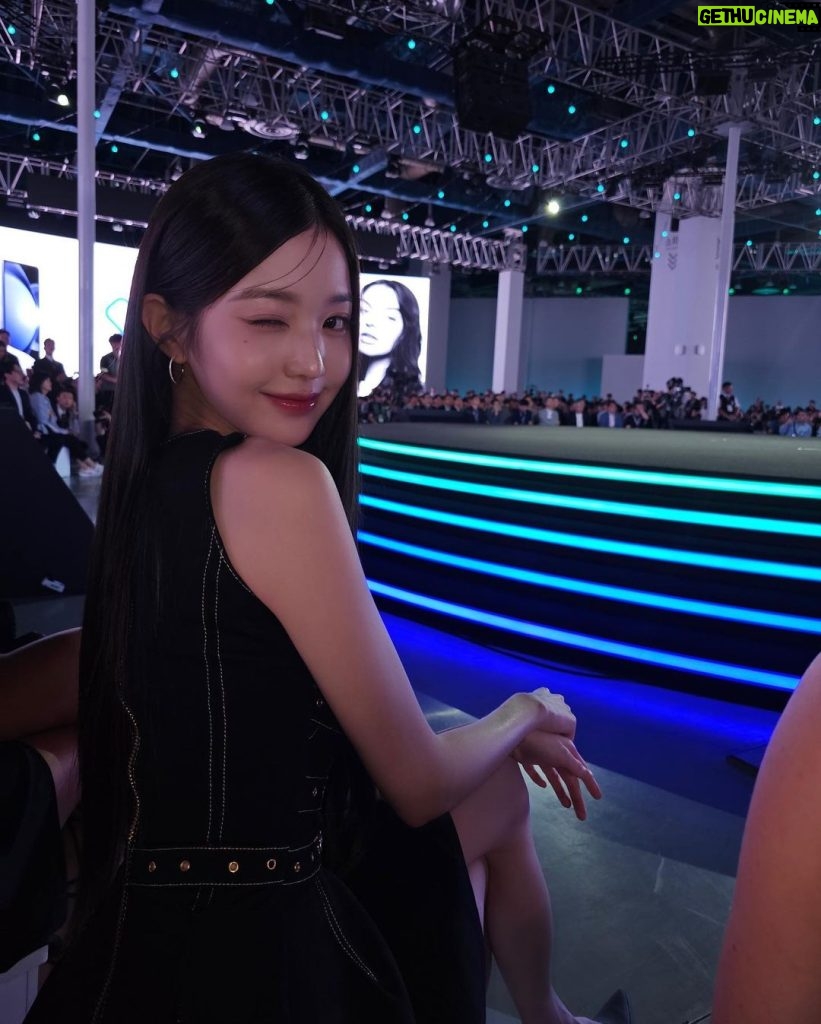 Jang Won-young Instagram - The most innovative moment, without a doubt🖤#SamsungUnpacked Literally everything was amazing #Galaxyzflip5 ‘s new flex window and multi-tasking..Can't wait for my new one! I'm full of love for @Samsungmobile right now🤍