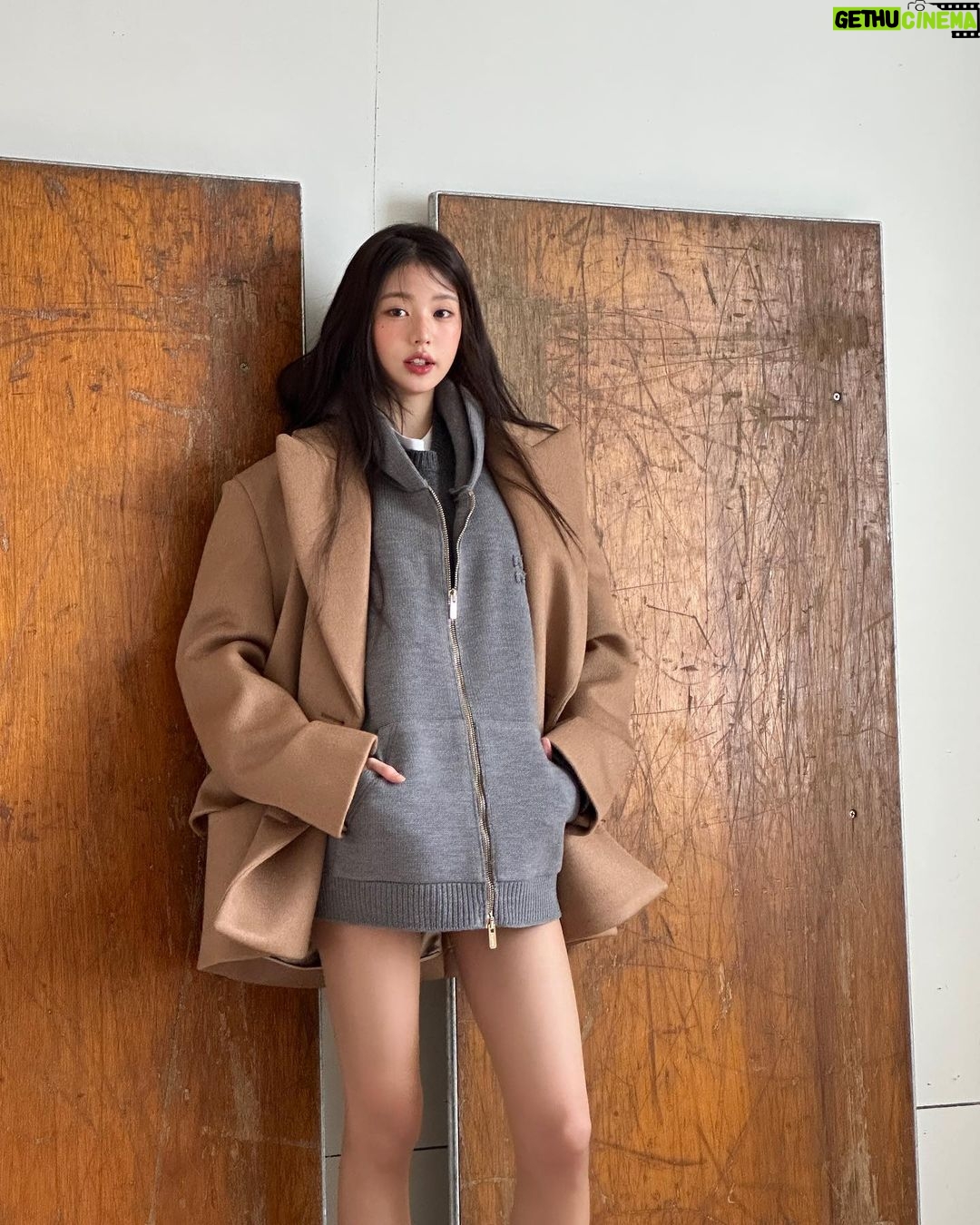 Jang Won-young Instagram - Waiting for 🍁🍂🤎 @miumiu