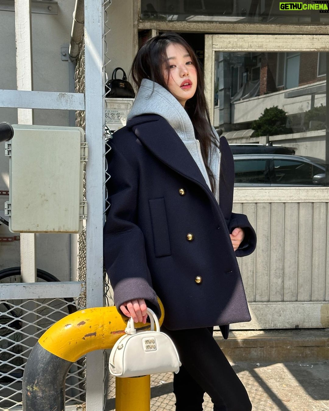 Jang Won-young Instagram - Waiting for 🍁🍂🤎 @miumiu
