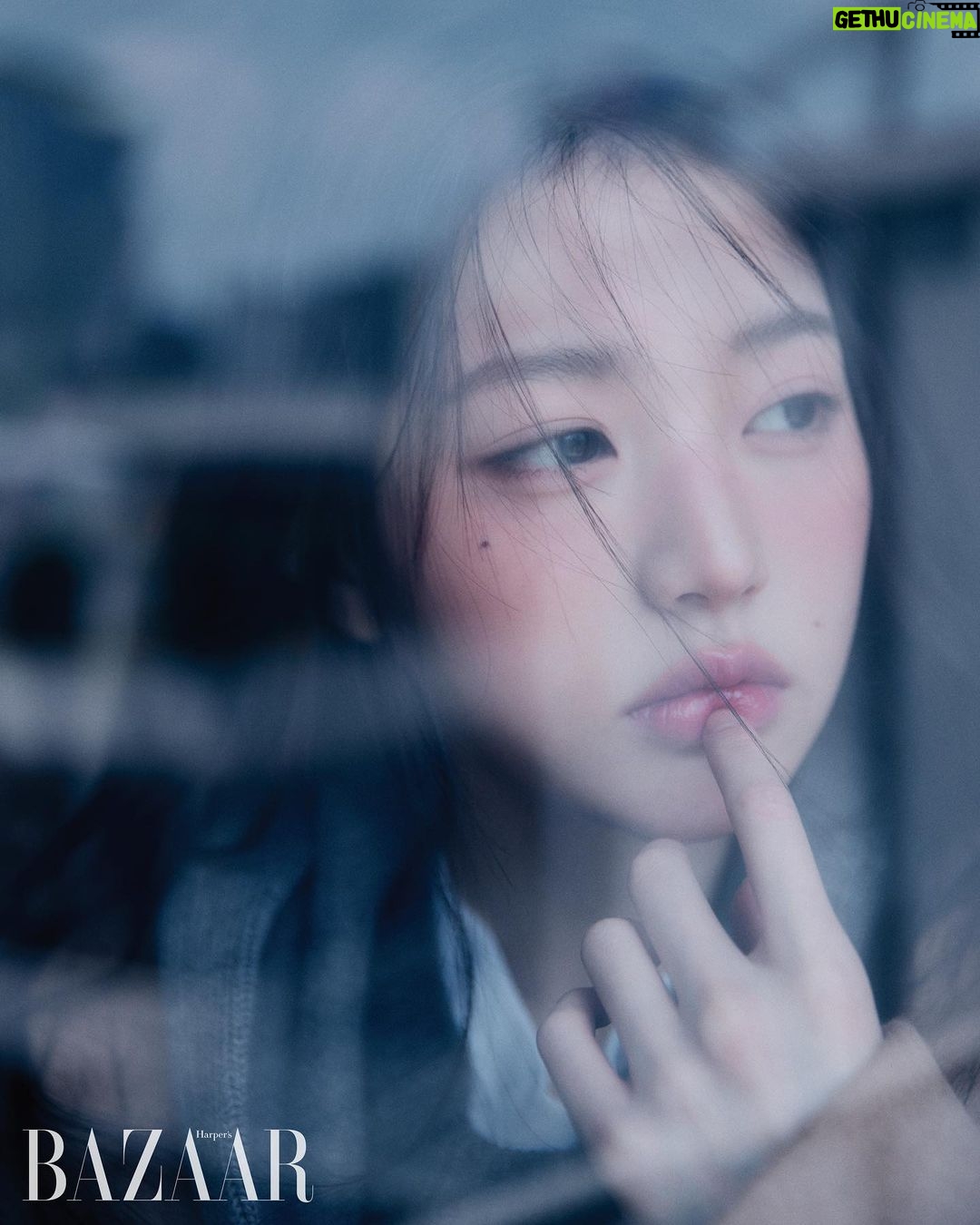 Jang Won-young Instagram - @miumiu @harpersbazaarkorea 🖤