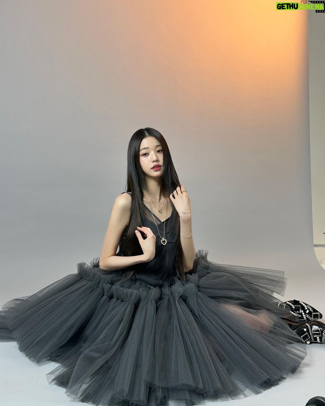 Jang Won-young Instagram - Luck is on your side🩶 @fredjewelry @wkorea
