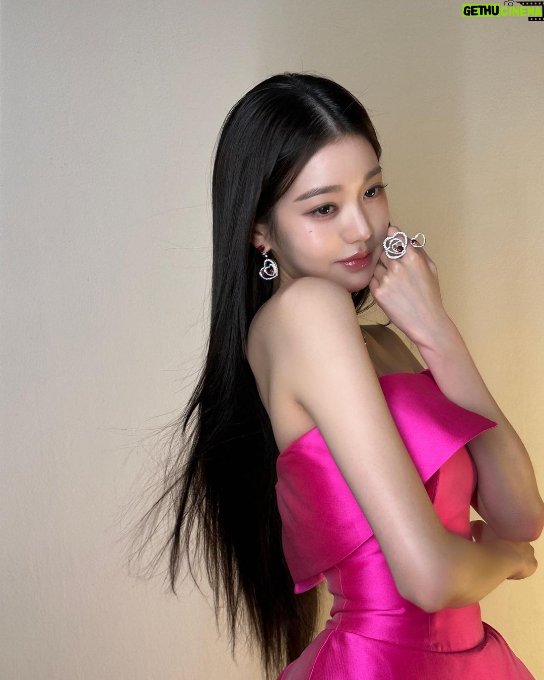 Jang Won-young Instagram - Luck is on your side🩶 @fredjewelry @wkorea