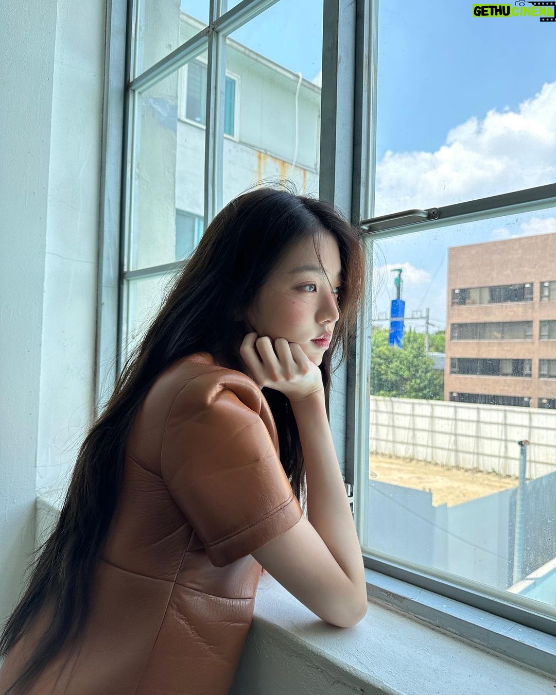 Jang Won-young Instagram - Waiting for 🍁🍂🤎 @miumiu