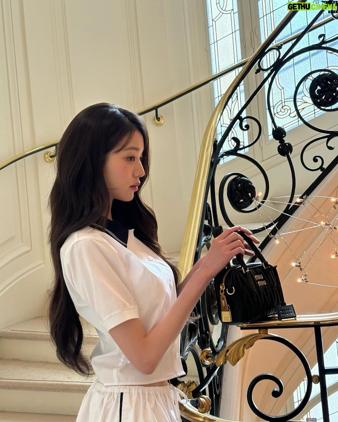 Jang Won-young Instagram - Finally Miu Miu show Day🖤 Loved the show as always and thanks for having me today @miumiu🤍✨ #MiuMiuFW24