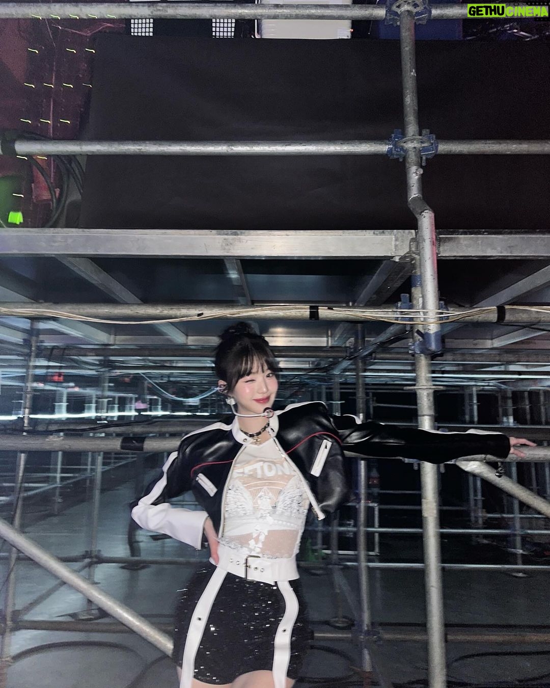 Jang Won-young Instagram - Our 2024 world tour has finally begun🖤 I'm so excited to see DIVEs while traveling to each city around the world throughout the year! Let's burn this up🥵❤️🔥 Wait for me where you are! Sending you hugs🤍