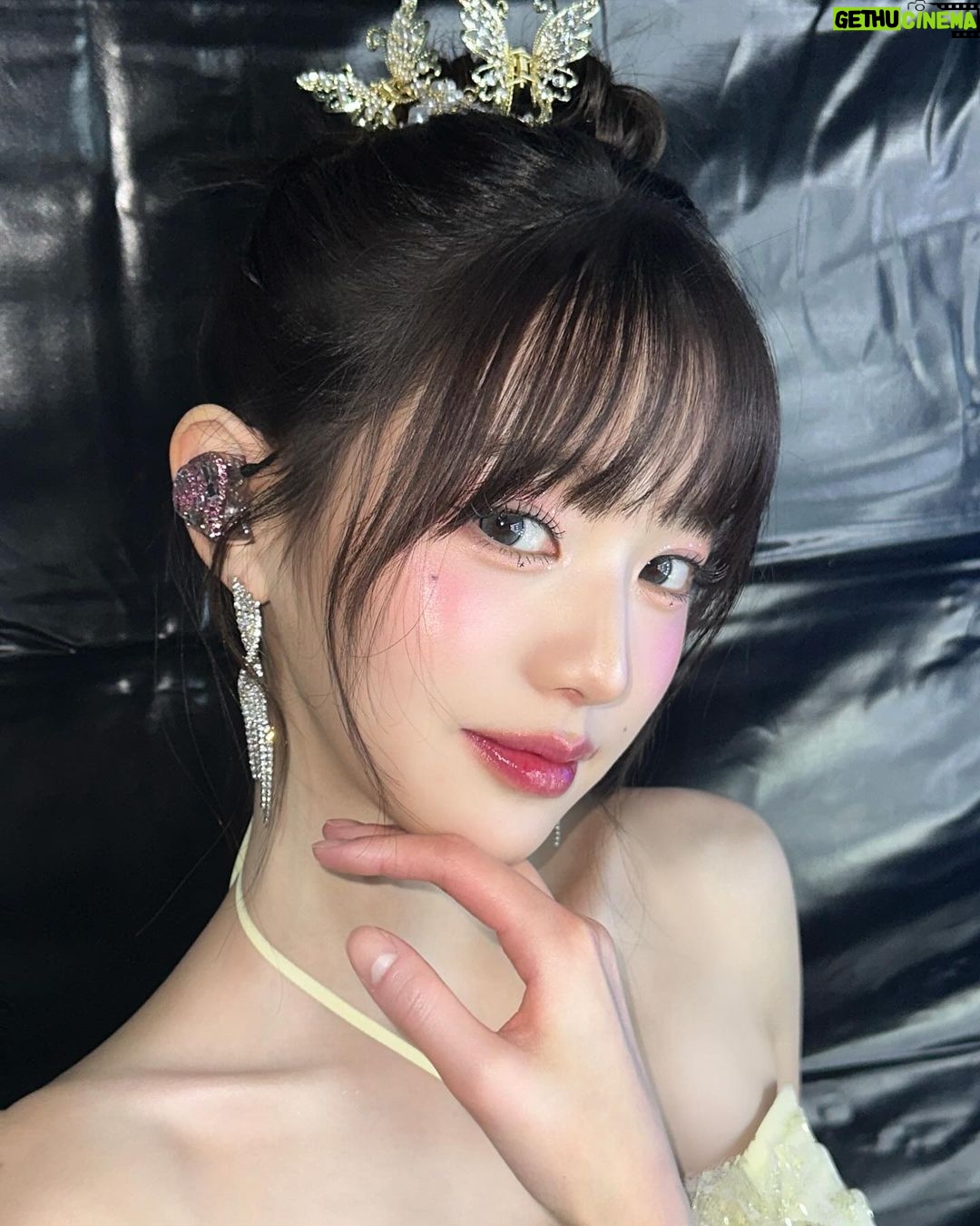 Jang Won-young Instagram - Our 2024 world tour has finally begun🖤 I'm so excited to see DIVEs while traveling to each city around the world throughout the year! Let's burn this up🥵❤️🔥 Wait for me where you are! Sending you hugs🤍