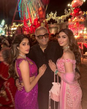 Janhvi Kapoor Instagram - With the OG Mr & Mrs Mahi 🙌 🏏 

Plus some special mems 💕