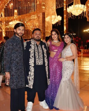 Janhvi Kapoor Instagram - With the OG Mr & Mrs Mahi 🙌 🏏 

Plus some special mems 💕