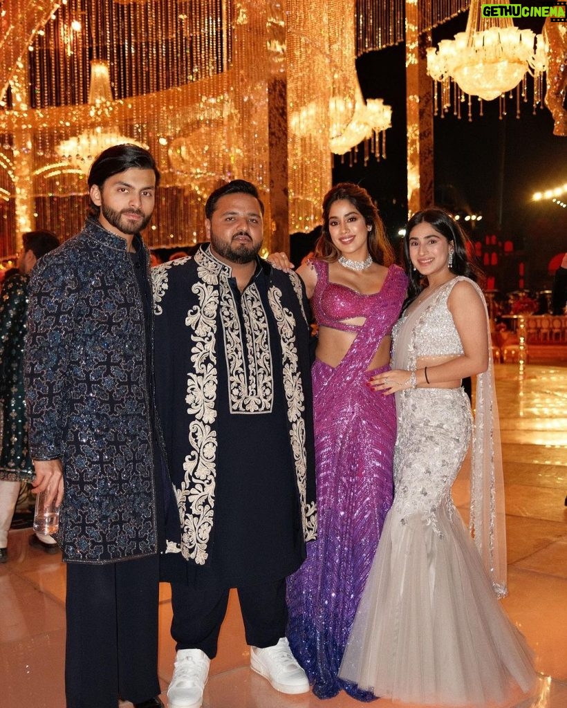 Janhvi Kapoor Instagram - With the OG Mr & Mrs Mahi 🙌 🏏 Plus some special mems 💕