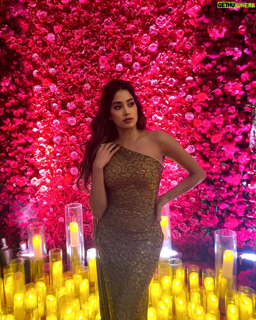 Janhvi Kapoor Instagram - Lewks lewks lewks ✨