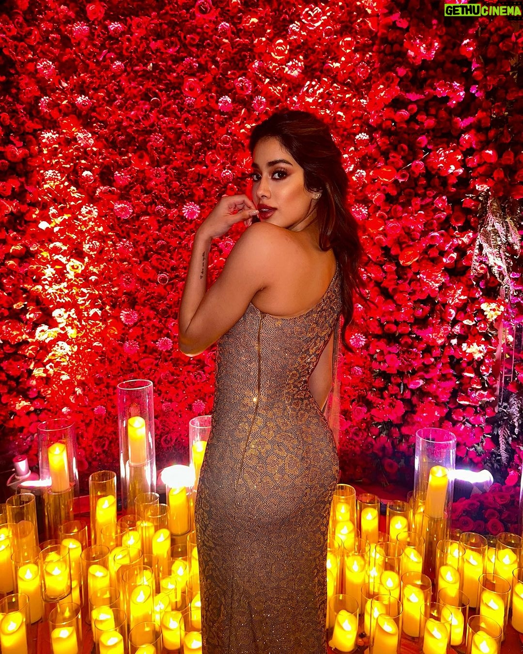 Janhvi Kapoor Instagram - Lewks lewks lewks ✨