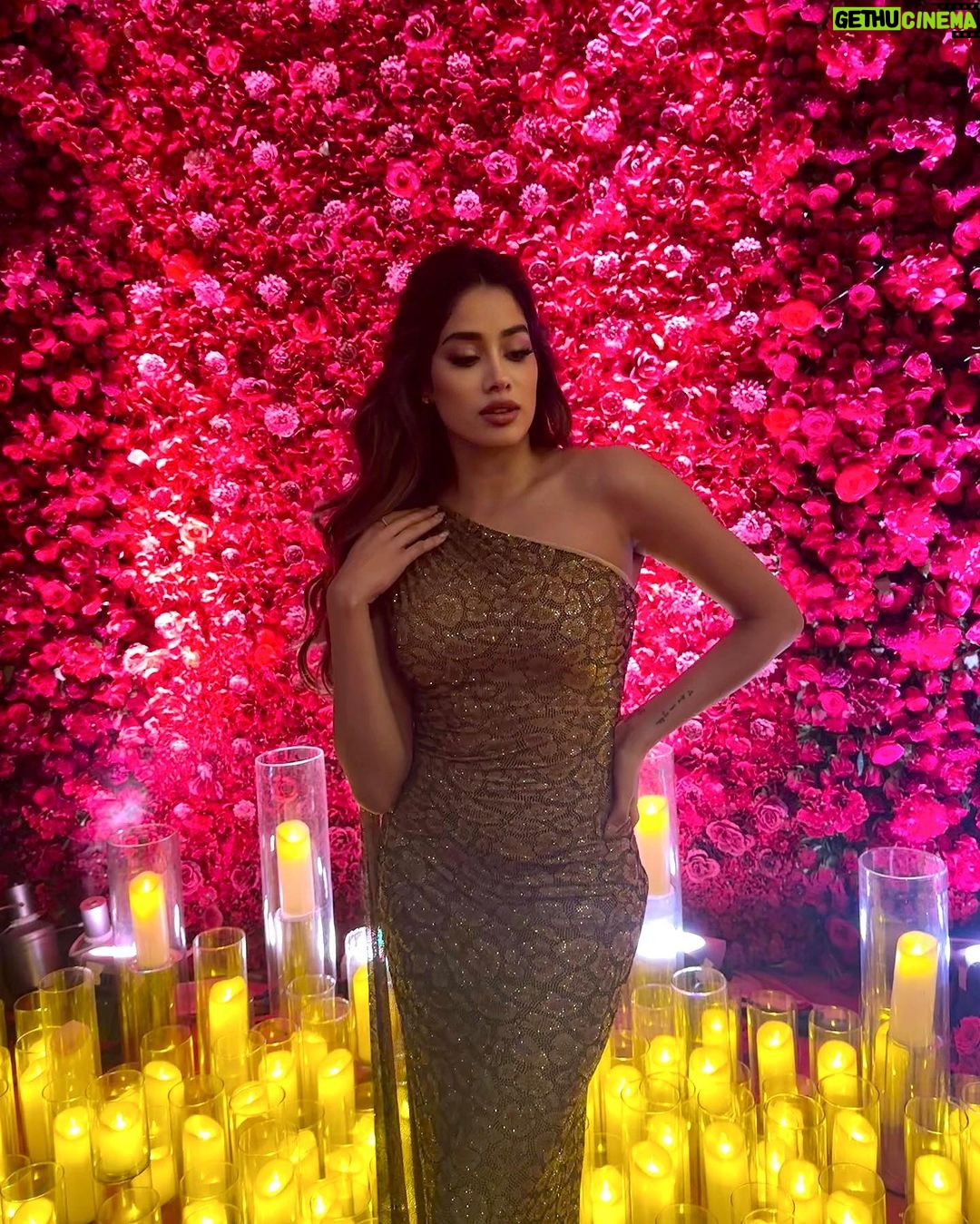 Janhvi Kapoor Instagram - Lewks lewks lewks ✨