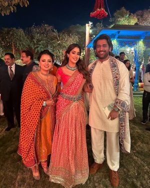 Janhvi Kapoor Instagram - With the OG Mr & Mrs Mahi 🙌 🏏 

Plus some special mems 💕