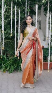 Janki Bodiwala Instagram - Finally part of wedding season 😍 . Saree by - @banarasi_baithak Blouse by - @justblouses_official Makeup and hair by - @aanalsavaliya @team_aanalsavaliyaorange Jwelley by - @chaulazheritagejewellery Style by - @styleitwithniki & team Clicked by @neel_visual Curated by - @avanisoni18