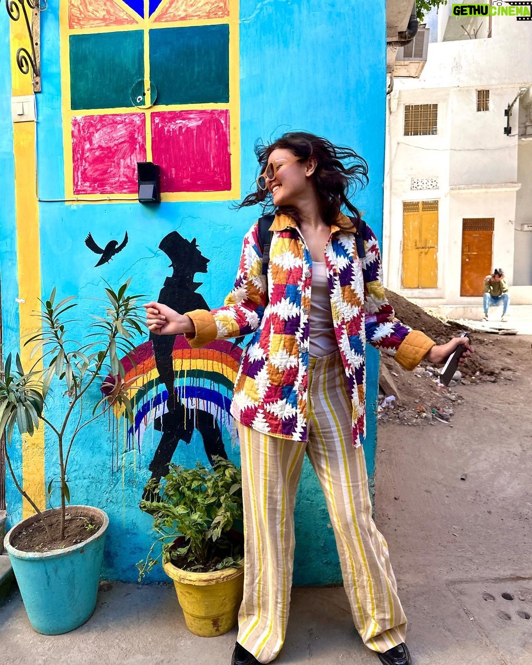 Janki Bodiwala Instagram - Two personalities in one picture, choose one!