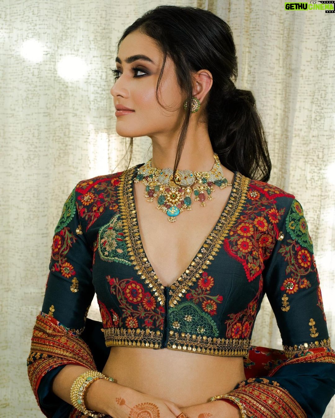 Janki Bodiwala Instagram - Wedding season done right ..! Stylist- @styleitwithniki Outfit- @jadepinkofficial Jewellery @chaulazheritagejewellery Mua - @jasmine_beauty_care Click by - @vinodgajjarphotography Edited by - @manthan_mehta_official__ Curated by @avanisoni18