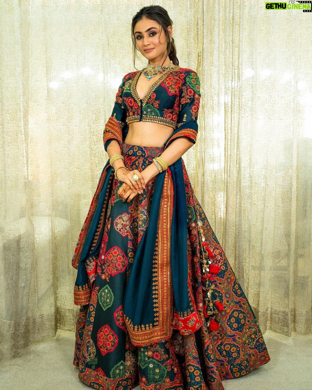 Janki Bodiwala Instagram - Wedding season done right ..! Stylist- @styleitwithniki Outfit- @jadepinkofficial Jewellery @chaulazheritagejewellery Mua - @jasmine_beauty_care Click by - @vinodgajjarphotography Edited by - @manthan_mehta_official__ Curated by @avanisoni18