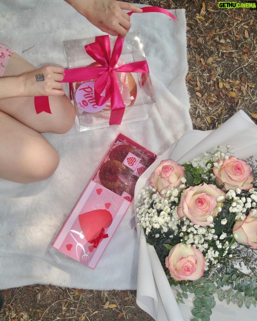 Jannine Parawie Weigel Instagram - วาเลนไทน์ปีนี้ได้ดอกไม้แล้วงับบ เพราะปีนี้ซื้อให้ตัวเอง55555😆💖