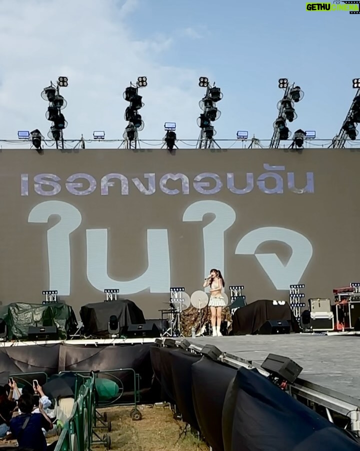 Jannine Parawie Weigel Instagram - Recap งาน @somthipmusicfest งานเฟสแรกของปีนี้และในรอบ 5-6 ปีได้ อย่างแรกเลยพลอยชมพูอยากขอบคุณทางงานและทีมงานที่ให้โอกาสได้มาขึ้นเวทีเดียวกับศิลปินเก่งๆที่เราเองก็ชื่นชมมากๆ และให้เราได้มีโอกาสเจอกับแฟนๆของเราด้วยนะคะ นับถือคนที่มาดูตั้งแต่เริ่มงานจริงๆเพราะทุกคนสู้แดดมากกก555555 แต่ถึงจะร้อนยังไงพอได้เห็นทุกคนสนุกเราก็มีความสุขมากๆ💖 ปกตินานๆทีได้มีโอกาสเจอกันแบบเป็นๆ แต่หวังว่าปีนี้เราจะได้เจอกันบ่อยๆอีกนะ🫶🏻 ขอบคุณพี่เหลิม @topmaple นะคะที่ทำกราฟฟิคขึ้นจอสำหรับซิงเกิ้ลใหม่ที่เอามาเล่นเป็นเพลงเซอร์ไพรส์ งานนี้เปิดตัวเพลงใหม่ให้ฟังกันก่อนปล่อยจริงเป็นงานเร่งด่วนมากๆ แต่ก็ทำออกมาได้ตรงตามที่ต้องการเลย ขอบคุณที่ช่วยทำให้การเปิดตัวเพลงใหม่หนูมันออกมาสมบูรณ์ขึ้นไปอีกนะคะ🥹🙏🏻💖 กราบงามๆ แล้วก็อยากจะขอบคุณแบนด์ @nighters @jarupat123 @poddoq @deanzix ถึงเราจะเพิ่งเริ่มเล่นด้วยกันได้แค่ไม่กี่เดือนแต่ก็รู้สึกได้เลยว่าทุกคนตั้งใจในการทำแต่ละโชว์มากๆ เราเองก็รู้สึกว่าตั้งแต่เล่นด้วยกันเราเองก็ได้ออกจากเซฟโซนเดิมๆที่เราเคยมี ขอบคุณที่ช่วยแนะนำออกไอเดียและท้าทายให้เราทำอะไรใหม่ๆตลอด และเป็นส่วนหนึ่งที่ช่วยให้เราเติบโตในฐานะศิลปินที่ไม่ได้เก่งแค่ในห้องอัด แต่จะค่อยๆเก่งขึ้นในสนามจริงด้วยเช่นกัน ขอให้เราได้พากันไปขึ้นเวทีที่ใหญ่ขึ้นๆอีกเรื่อยๆ! ทุกคนสุดยอดมากๆ รวมถึงทีมซาวด์ & เทคด้วยนะคะะ ขอบคุณที่คอยดูแลความเรียบร้อยในทุกๆโชว์ตลอด🫶🏻💖 ราชบุรี