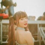 Jannine Parawie Weigel Instagram - Recap งาน @somthipmusicfest งานเฟสแรกของปีนี้และในรอบ 5-6 ปีได้ อย่างแรกเลยพลอยชมพูอยากขอบคุณทางงานและทีมงานที่ให้โอกาสได้มาขึ้นเวทีเดียวกับศิลปินเก่งๆที่เราเองก็ชื่นชมมากๆ และให้เราได้มีโอกาสเจอกับแฟนๆของเราด้วยนะคะ นับถือคนที่มาดูตั้งแต่เริ่มงานจริงๆเพราะทุกคนสู้แดดมากกก555555 แต่ถึงจะร้อนยังไงพอได้เห็นทุกคนสนุกเราก็มีความสุขมากๆ💖 ปกตินานๆทีได้มีโอกาสเจอกันแบบเป็นๆ แต่หวังว่าปีนี้เราจะได้เจอกันบ่อยๆอีกนะ🫶🏻 ขอบคุณพี่เหลิม @topmaple นะคะที่ทำกราฟฟิคขึ้นจอสำหรับซิงเกิ้ลใหม่ที่เอามาเล่นเป็นเพลงเซอร์ไพรส์ งานนี้เปิดตัวเพลงใหม่ให้ฟังกันก่อนปล่อยจริงเป็นงานเร่งด่วนมากๆ แต่ก็ทำออกมาได้ตรงตามที่ต้องการเลย ขอบคุณที่ช่วยทำให้การเปิดตัวเพลงใหม่หนูมันออกมาสมบูรณ์ขึ้นไปอีกนะคะ🥹🙏🏻💖 กราบงามๆ แล้วก็อยากจะขอบคุณแบนด์ @nighters @jarupat123 @poddoq @deanzix ถึงเราจะเพิ่งเริ่มเล่นด้วยกันได้แค่ไม่กี่เดือนแต่ก็รู้สึกได้เลยว่าทุกคนตั้งใจในการทำแต่ละโชว์มากๆ เราเองก็รู้สึกว่าตั้งแต่เล่นด้วยกันเราเองก็ได้ออกจากเซฟโซนเดิมๆที่เราเคยมี ขอบคุณที่ช่วยแนะนำออกไอเดียและท้าทายให้เราทำอะไรใหม่ๆตลอด และเป็นส่วนหนึ่งที่ช่วยให้เราเติบโตในฐานะศิลปินที่ไม่ได้เก่งแค่ในห้องอัด แต่จะค่อยๆเก่งขึ้นในสนามจริงด้วยเช่นกัน ขอให้เราได้พากันไปขึ้นเวทีที่ใหญ่ขึ้นๆอีกเรื่อยๆ! ทุกคนสุดยอดมากๆ รวมถึงทีมซาวด์ & เทคด้วยนะคะะ ขอบคุณที่คอยดูแลความเรียบร้อยในทุกๆโชว์ตลอด🫶🏻💖 ราชบุรี