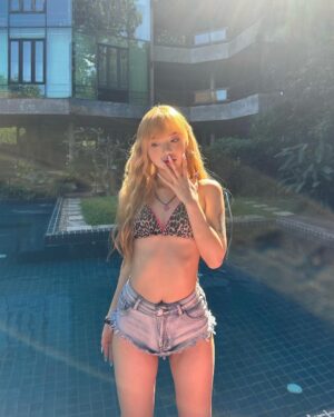 Jannine Parawie Weigel Instagram - ยืนงงในดงดอย รอคอยเธอมีใจ