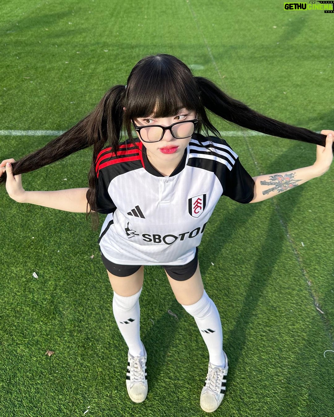 Jannine Parawie Weigel - 122.2K Likes - ไม่มีลูกบอลให้เตะ ขอเตะเธอแทนได้เป่า55555 👉🏻👈🏻 ⚽️
เมื่อพูดถึงสโมสรฟุตบอล @fulhamfc หลายคนคงเคยได้ยินผ่านหูกันมาบ้างแม้จะไม่ใช่ทีมที่รวยที่สุด หรือทีมที่มีนักเตะระดับสตาร์มากมายแต่ก็เป็นสโมสรที่มีประวัติศาสตร์ยาวนานกว่า 144 ปี ⭐️
ปัจจุบันของสโมสรฟุตบอลฟูแล่ม เล่นอยู่ในลีกสูงสุดของอังกฤษอย่างพรีเมียร์ลีก ⭐️
พชพ. เลยอยากชวนเพื่อนๆแฟนบอลชาวไทยทุกคนมาเอาใจช่วยและร่วมเชียร์ทีม @fulhamfc ฉายาทีม “เจ้าสัวน้อย” ไปพร้อมๆกันกับพชพ.ในฤดูกาล 2023-2024 🥰
#fulhamfc #epl #premierleague #football #footballnews #sbotop #footballjersey #womenjersey #sports #england