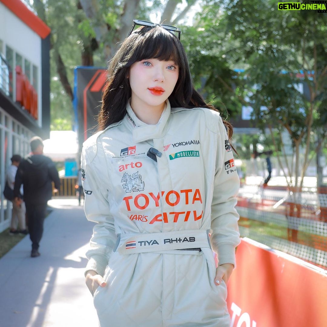 Jannine Parawie Weigel Instagram - อยากมีรถแรงๆจะได้แซงคนในใจเธอ…แต่คงต้องแซงเป็น 10 คัน😵💫🚗💨 #toyotagazooracing 📷: @surator Saphan Hin Phuket