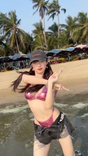 Jannine Parawie Weigel Instagram - “TIMELINE” Songkran Remix OUT NOW💦🔫🌺
Remixed by @say_staygold / DC by @guzbell__