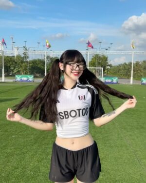 Jannine Parawie Weigel Instagram - ไม่มีลูกบอลให้เตะ ขอเตะเธอแทนได้เป่า55555 👉🏻👈🏻 ⚽️

เมื่อพูดถึงสโมสรฟุตบอล @fulhamfc หลายคนคงเคยได้ยินผ่านหูกันมาบ้างแม้จะไม่ใช่ทีมที่รวยที่สุด หรือทีมที่มีนักเตะระดับสตาร์มากมายแต่ก็เป็นสโมสรที่มีประวัติศาสตร์ยาวนานกว่า 144 ปี ⭐️

ปัจจุบันของสโมสรฟุตบอลฟูแล่ม เล่นอยู่ในลีกสูงสุดของอังกฤษอย่างพรีเมียร์ลีก ⭐️

พชพ. เลยอยากชวนเพื่อนๆแฟนบอลชาวไทยทุกคนมาเอาใจช่วยและร่วมเชียร์ทีม @fulhamfc ฉายาทีม “เจ้าสัวน้อย” ไปพร้อมๆกันกับพชพ.ในฤดูกาล 2023-2024 🥰

#fulhamfc #epl #premierleague #football #footballnews #sbotop #footballjersey #womenjersey #sports #england