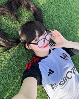Jannine Parawie Weigel Instagram - ไม่มีลูกบอลให้เตะ ขอเตะเธอแทนได้เป่า55555 👉🏻👈🏻 ⚽️

เมื่อพูดถึงสโมสรฟุตบอล @fulhamfc หลายคนคงเคยได้ยินผ่านหูกันมาบ้างแม้จะไม่ใช่ทีมที่รวยที่สุด หรือทีมที่มีนักเตะระดับสตาร์มากมายแต่ก็เป็นสโมสรที่มีประวัติศาสตร์ยาวนานกว่า 144 ปี ⭐️

ปัจจุบันของสโมสรฟุตบอลฟูแล่ม เล่นอยู่ในลีกสูงสุดของอังกฤษอย่างพรีเมียร์ลีก ⭐️

พชพ. เลยอยากชวนเพื่อนๆแฟนบอลชาวไทยทุกคนมาเอาใจช่วยและร่วมเชียร์ทีม @fulhamfc ฉายาทีม “เจ้าสัวน้อย” ไปพร้อมๆกันกับพชพ.ในฤดูกาล 2023-2024 🥰

#fulhamfc #epl #premierleague #football #footballnews #sbotop #footballjersey #womenjersey #sports #england