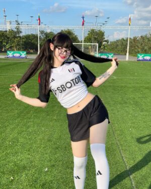 Jannine Parawie Weigel Instagram - ไม่มีลูกบอลให้เตะ ขอเตะเธอแทนได้เป่า55555 👉🏻👈🏻 ⚽️

เมื่อพูดถึงสโมสรฟุตบอล @fulhamfc หลายคนคงเคยได้ยินผ่านหูกันมาบ้างแม้จะไม่ใช่ทีมที่รวยที่สุด หรือทีมที่มีนักเตะระดับสตาร์มากมายแต่ก็เป็นสโมสรที่มีประวัติศาสตร์ยาวนานกว่า 144 ปี ⭐️

ปัจจุบันของสโมสรฟุตบอลฟูแล่ม เล่นอยู่ในลีกสูงสุดของอังกฤษอย่างพรีเมียร์ลีก ⭐️

พชพ. เลยอยากชวนเพื่อนๆแฟนบอลชาวไทยทุกคนมาเอาใจช่วยและร่วมเชียร์ทีม @fulhamfc ฉายาทีม “เจ้าสัวน้อย” ไปพร้อมๆกันกับพชพ.ในฤดูกาล 2023-2024 🥰

#fulhamfc #epl #premierleague #football #footballnews #sbotop #footballjersey #womenjersey #sports #england