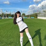 Jannine Parawie Weigel Instagram – ไม่มีลูกบอลให้เตะ ขอเตะเธอแทนได้เป่า55555 👉🏻👈🏻 ⚽️

เมื่อพูดถึงสโมสรฟุตบอล @fulhamfc หลายคนคงเคยได้ยินผ่านหูกันมาบ้างแม้จะไม่ใช่ทีมที่รวยที่สุด หรือทีมที่มีนักเตะระดับสตาร์มากมายแต่ก็เป็นสโมสรที่มีประวัติศาสตร์ยาวนานกว่า 144 ปี ⭐️

ปัจจุบันของสโมสรฟุตบอลฟูแล่ม เล่นอยู่ในลีกสูงสุดของอังกฤษอย่างพรีเมียร์ลีก ⭐️

พชพ. เลยอยากชวนเพื่อนๆแฟนบอลชาวไทยทุกคนมาเอาใจช่วยและร่วมเชียร์ทีม @fulhamfc ฉายาทีม “เจ้าสัวน้อย” ไปพร้อมๆกันกับพชพ.ในฤดูกาล 2023-2024 🥰

#fulhamfc #epl #premierleague #football #footballnews #sbotop #footballjersey #womenjersey #sports #england