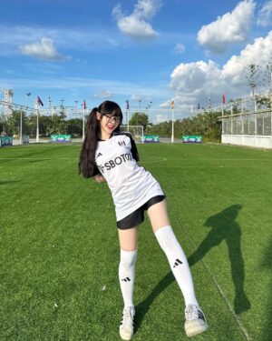 Jannine Parawie Weigel Instagram - ไม่มีลูกบอลให้เตะ ขอเตะเธอแทนได้เป่า55555 👉🏻👈🏻 ⚽️

เมื่อพูดถึงสโมสรฟุตบอล @fulhamfc หลายคนคงเคยได้ยินผ่านหูกันมาบ้างแม้จะไม่ใช่ทีมที่รวยที่สุด หรือทีมที่มีนักเตะระดับสตาร์มากมายแต่ก็เป็นสโมสรที่มีประวัติศาสตร์ยาวนานกว่า 144 ปี ⭐️

ปัจจุบันของสโมสรฟุตบอลฟูแล่ม เล่นอยู่ในลีกสูงสุดของอังกฤษอย่างพรีเมียร์ลีก ⭐️

พชพ. เลยอยากชวนเพื่อนๆแฟนบอลชาวไทยทุกคนมาเอาใจช่วยและร่วมเชียร์ทีม @fulhamfc ฉายาทีม “เจ้าสัวน้อย” ไปพร้อมๆกันกับพชพ.ในฤดูกาล 2023-2024 🥰

#fulhamfc #epl #premierleague #football #footballnews #sbotop #footballjersey #womenjersey #sports #england